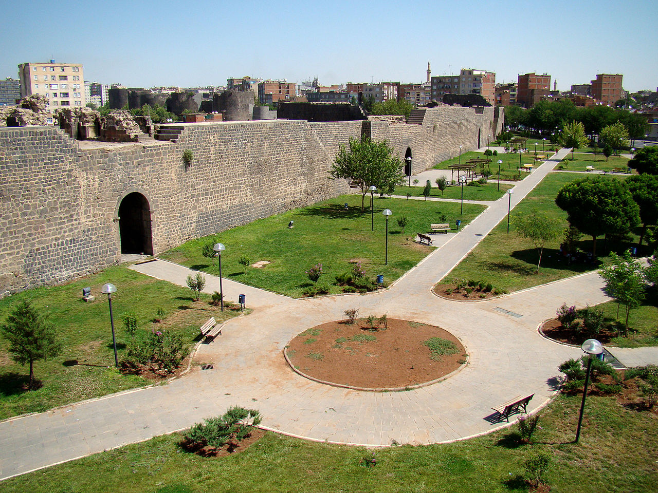 Amida 1280px-Diyarbakr_Western_City_Wall